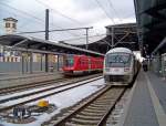 V.l.n.r.: 2x612 als ankommender RE34685/3358 und IC2157 in Erfurt Hbf, 21.2.010.