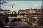 Über der Unterführung im HBF Erfurt rangierte am 21.11.1990 106832 einige Personenwagen der DR.