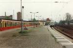 Bahnhof Erkner um 1994. S-Bahnzge der BR 480 kommen heute auch nicht mehr nach Erkner, der Doppelstockzug in dieser Variante ist auch schon Geschichte und auch die Fabrikanlagen im Hintergrund sind verschwunden