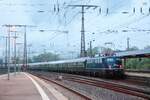 DB 110 350-6 am Schluss des Sonderzuges nach Cuxhaven bei der Ausfahrt in Essen Hbf, April 2026.