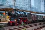 01 1104 mit Sonderzug nach Cuxhaven in Essen Hbf, April 2026.