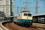 GfF 111 056-8 mit Partysonderzug nach Hamburg bei der Ausfahrt in Essen Hbf, Juli 2026.