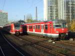 Ein 425 und ein 420 stehen abgestellt auf Nebengleisen im Hbf Essen (31.10.2007)