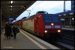 146010 steht mit Seitenwerbung am 12.4.2015 vor dem RE nach Bielefeld abends abfahrbereit im HBF Essen.