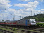 185 677-2 mit einem Abellio Ersatzzug am 18.7.2020 in Esslingen am Neckar 