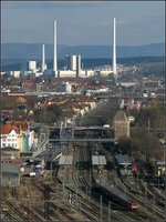Bahnhof, Kraftwerk, Scbwäbische Alb -    Blick auf den Bahnhof Esslingen mit dem Kraftwerk Altbach und der Schwäbischen Alb im Hintergrund.