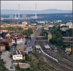 Stadtlandschaft mit Bahn -     Blick auf den Bahnhof Esslingen: Zwischen Bahnhofsgebäude und Bahnsteige, da wo jetzt Autos parken soll zukünftig eine Straße verlaufen.