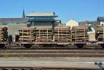 430 5 947-1 Flachwagen mit Rungen und Holzladung im Bf Euskirchen (Stellwerk im Hintergrund) - 10.07.2015 