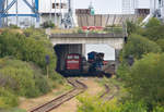 Breitspurlok „Möwe 3“ Lok 347 096 und einer weiteren Breitspurlok dahinter der Baltic Port Rail Mukran GmbH in der Unterführung der selten genutzten Fährverbindung