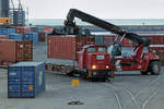 Bereitstellung eines Container Zuges zur Ent-und Beladung im Hafen von Mukran durch die Lok 346 975.