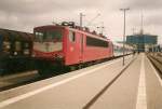 1999 gab es eine Mittags fahrende IR-Verbindung Mukran-Berlin.Dieser Interregio hatte noch die Kurswagen aus Malmö mit.Hier steht die 155 220 abfahrbereit am Bahnsteig vom Fährhafen Mukran.