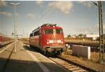 Nachdem Ende der 103 vor dem Autozug nach Rgen bernahmen die 110 die Bespannung.Whrend die Autos entladen,die Schlafwagen gereinigt werden steht im Oktober 2003 die 110 379 abgestellt im Fhrhafen Mukran.