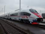 Russischer VELARO-Triebwagen am 24.Januar 2009 im Breitspurteil von Mukran vor der Verschiffung.