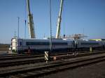 Nachdem ein Schwerlasttransporter wieder einen Russischen VELARO-Triebwagen nach Mukran gebracht hatte wurde Dieser in Mukran auf Breitspurgleise per Kran gesetzt.Aufnahme vom 09.April 2009