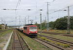Budamar West 155 078-9 mit Gaskesselwagen Richtung Dresden, am 10.10.2023 in Falkenberg (Elster). Standort ist hinter dem Prellbock auf dem Mittelbahnsteig.