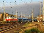 Am 18.12.2023 übernahm DB-Cargo 232 294-9 (Nvr: 92 80 1232 294-9) einen Düngerzug nach Zary/Polen. Im Bild verlässt die Ludmilla gerade den unteren Rangierbahnhof von Falkenberg/Elster.