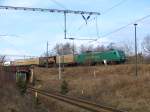 Im Schleichgang mu dieser Zug nach Schwarzheide (BASF) das Kreuzungsbauwerk der Berlin-Anhaltiner Bahn berqueren. Falkenberg/E. unt.Bf, 08.03.06