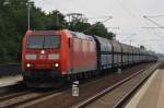 Hier 185 013-0 mit einem Schüttgutwagenzug, bei der Durchfahrt am 12.7.2014 durch Falkenberg(Elster), in Richtung Cottbus.