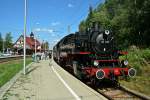 Am 31.08.15 wurde die von der WTB an die PRESS verkaufte 86 333 mit einem Sonderzug von Seebrugg nach Titisee und zurück nach Aha (weiter dann als Lr nach Seebrugg) gebührend aus dem Hochschwarzwald verabschiedet.
Das Abholkomitee der PRESS spendierte der Lok auf der Rücktour nach Seebrugg schonmal gleich vier große Spitzenlaternen, mit denen sie die letzte Bergfahrt bewältigte.
Hier ist der nur aus drei Donnerbüchsen bestehende Zug im Bahnhof Feldberg-Bärental zu sehen.

Einen herzlichen Gruß an dieser Stelle nochmal an die Kollegen der PRESS, der WTB und der 3Seenbahn!