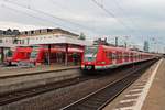 Zwischenhalt am Abend des 16.04.2017 von 423 418-3 als S4 nach Kronberg in Frankfurt (Main) Süd, als neben ihm der 423 428-2 als S6 nach Friedberg und 423 921-6 als S5 nach Friedrichsdorf
