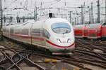 DB Fernverkehr ICe3 403 xxx am 06.01.24 in Frankfurt am Main Hauptbahnhof vom Bahnsteig aus fotografiert