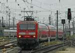 143 228 mit dem SE 20 aus Limburg bei der Einfahrt in Frankfurt Hbf, 27.7.11