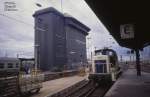 360262 vor dem markanten Stellwerk in Frankfurt/Main HBF am 3.7.1988.