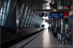 ICE-T, aus dem Licht kommend -    Einfahrt unseres Zuges in den Fernbahnhof am Flughafen Frankfurt am Main.