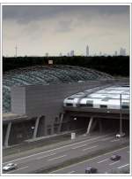 Glaskuppel und Frankfurter Skyline -    Fernbahnhof am Flughafen Frankfurt in Außenansicht.