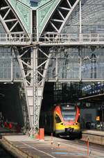 HLB 472 042 lugt vorsichtig aus der Bahnhofshalle des Frankfurter Hauptbahnhofs aus.