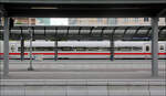 Überwiegend horizontale Linien; oder gestörte Symmetrie -    Impression mit ICE im Hauptbahnhof Frankfurt am Main.
