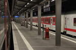 Mit einer für CNL-Züge typischen Verspätung von etwa 40 min sind die beiden CNL-Garnituren in Frankfurt (Main) Hauptbahnhof am 05.09.2016 startklar.