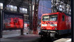 . Die Autowerbung unschädlich machen -

Die Lok versucht in Zusammenarbeit mit der Sonne, die Audi-Werbung zu überspiegeln.  

Frankfurt am Main-Hbf, 25.03.2017 (M)