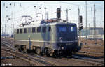 140537 noch in grünem Kleid mit silbernem Dach rangiert hier am 14.9.1991 im Gleisvorfeld des Hauptbahnhof Frankfurt am Main.