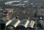 . Gleise über Gleise -

Vorfeld des Hauptbahnhofes Frankfurt/Main, gesehen vom Main-Tower aus. 

01.06.2006 (M)