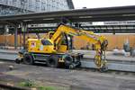 Kassecker Liebherr 922 Rail Zweiwegebagger am 01.12.18 in Frankfurt am Main Hbf vom Bahnsteig aus fotografiert