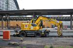 Kassecker Liebherr 922 Rail Zweiwegebagger am 01.12.18 in Frankfurt am Main Hbf vom Bahnsteig aus fotografiert