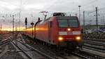 146 003 erreicht mit einem RE60 den Darmstädter Hauptbahnhof. Aufgenommen am 27.12.2017 16:26