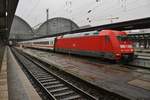 101 051-1 steht am 02.10.2017 mit dem IC2292 von Stuttgart Hauptbahnhof im Frankfurter Hauptbahnhof.