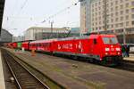 DB Cargo Coca Cola Zug am 17.12.23 in Frankfurt am Main Hbf mit Bombardier Traxx 185 204-5 
