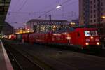 DB Cargo Coca Cola Zug am 17.12.23 in Frankfurt am Main Hbf mit Bombardier Traxx 185 204-5 im Dunkeln