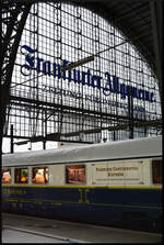 Ein Hauch von klassischem Reisen: Der Prestige Continental Express & Suisse Train Bleu am 01.01.2024 in der altehrwürdigen Bahnsteighalle des Hauptbahnhofs von Frankfurt/Main.