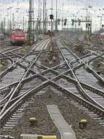 Eine typische Gleiskreutzung im Frankfurter Gleisvorfeld. Im Hintergrund eine BR 111 mit RE auf den Abstellgleisen. 