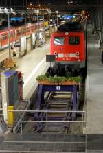 110 284-7 vor einem IC im Hauptbahnhof Frankfurt. (29. Mrz 2009, 22:18)