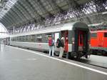 Ein SNCF EC nach Paris am 28.08.06 in Frankfurt am Main Hbf 