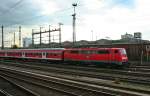 111 191 mit der Garnitur fr den RE 4973 nach Heidelberg fertig zur Bereitstellung.
Das Bild entstand am 24.05.13. Der Zug steht im Vorfeld des Frankfurter Hauptbahnhofs.
