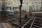 Alle Wege führen hierher. Septembernachmittag am Gleisvorfeld des Frankfurter Hauptbahnhofs. 26. September 2007, 18:02. ICE1, VIAS-Doppelgarnitur, Bügelfalten E10, 181, 120, 218 mit roten Silberlingen, 363.  

(Ersatz für ein altes 800-Pixel-Bild)