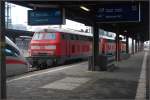 Dreierpack 218 102-2, 218 103-0 und 218 108-9 mit laufenden Motoren vor einem Haubentaucher (23.12.2008 11:40).