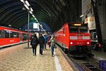 Am Abend des 22.11.2014 stand die modifizierte 146 117-7 mit dem RE 4162 (Frankfurt (Main) Hbf - Kassel Hbf) im Startbahnhof und wartet auf die Abfahrt.