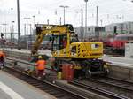 Hering Bahnbau Liebherr 922 Rail Zweiwegebagger am 18.02.17 bei Bauarbeiten in Frankfurt am Main Hbf vom Bahnsteig aus fotografiert.